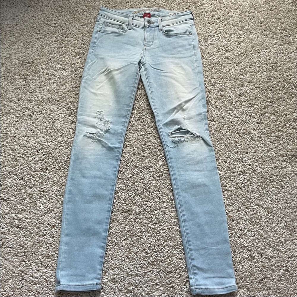 women’s/teens arizona jean co light wash ripped jeans!